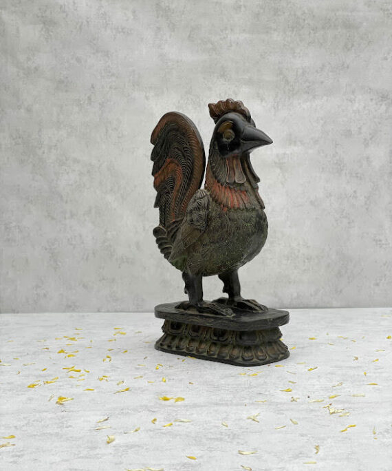 athepoo- a rooster standing statue with brass material