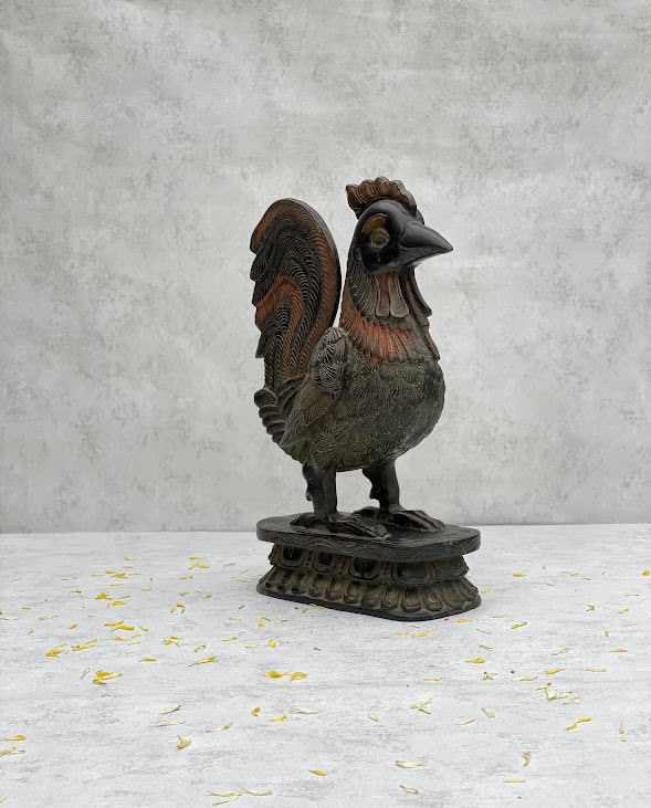 athepoo- a rooster standing statue with brass material