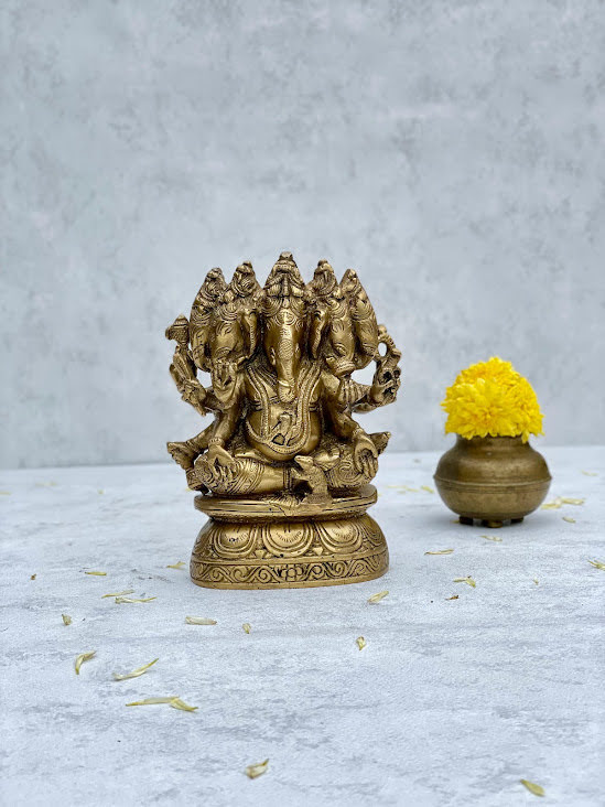 lord ganesh statue with small pot and flower-athepoo