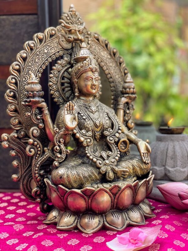 athepoo-Goddess Maha Lakshmi (11"x7"x14.5")