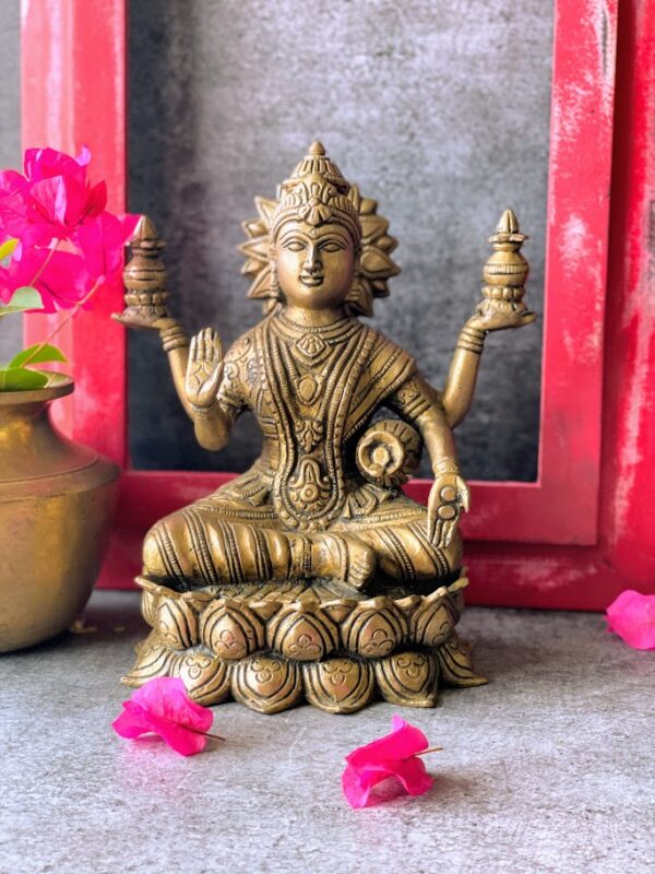 atheepo- Lotus Maha Lakshmi (7.5"x4.5"x8.5")